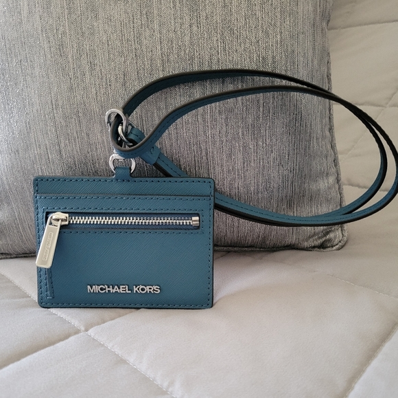 - Michael Kors Lanyard Zip Case - Picture 3 of 4